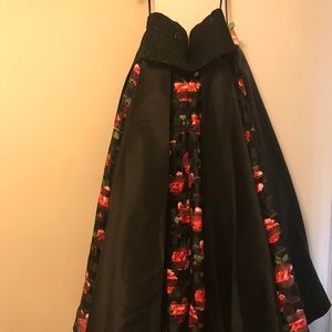 2 pc Brand New Estelle Dress! Black and Rose Print